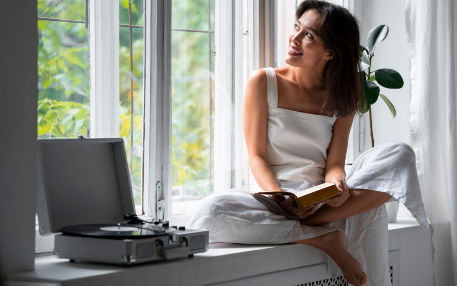 Geschäftsunterlagen und Finanzberichte auf einem Schreibtisch